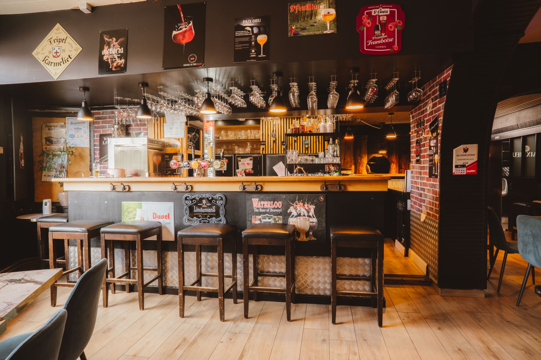 Le comptoir et ses tabourets hauts
