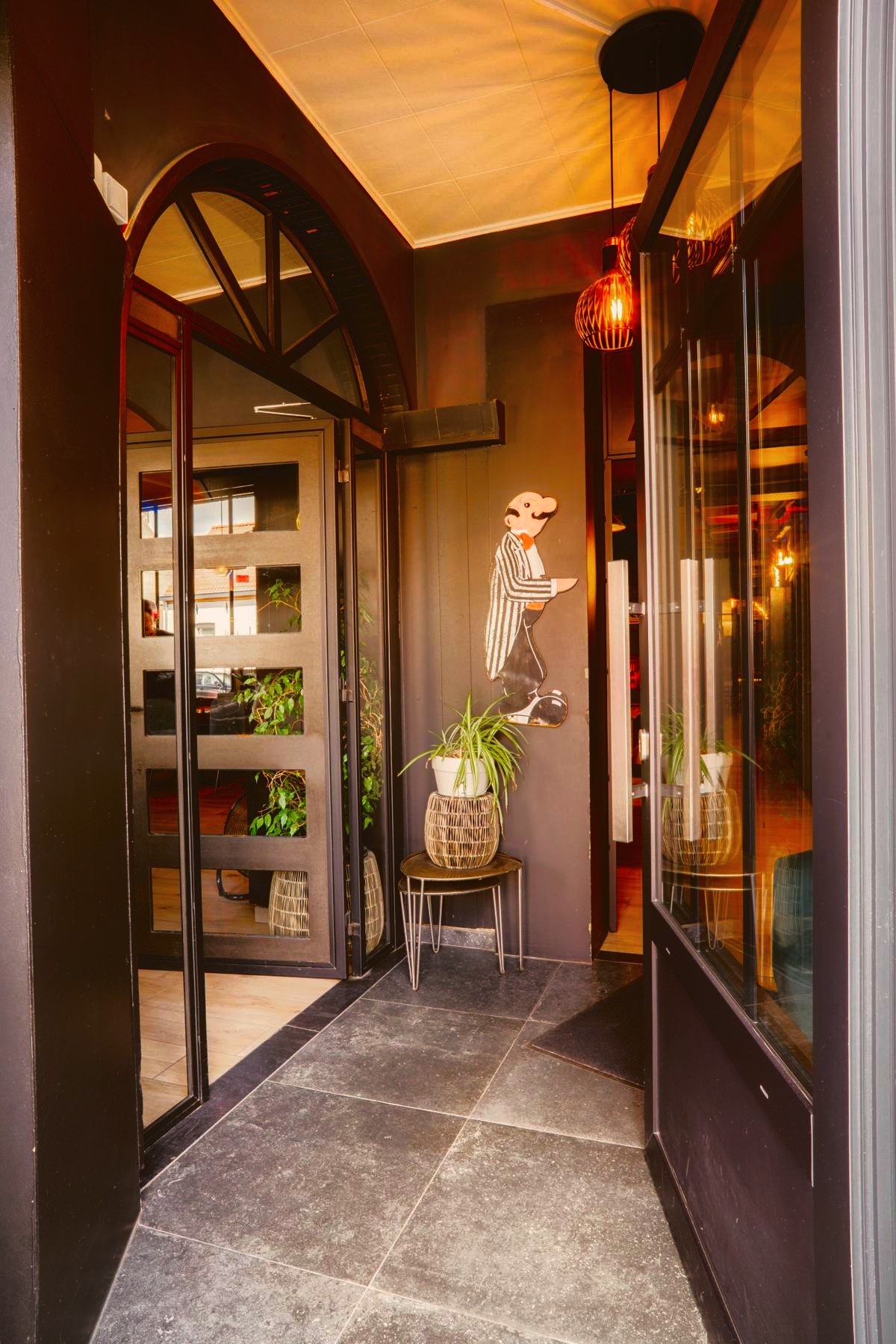Le maître d’hôtel en carton, à l’entrée